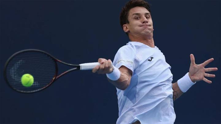 Ugo Carabelli le ganó el duelo de argentinos a Etcheverry en el Masters 1000 de París