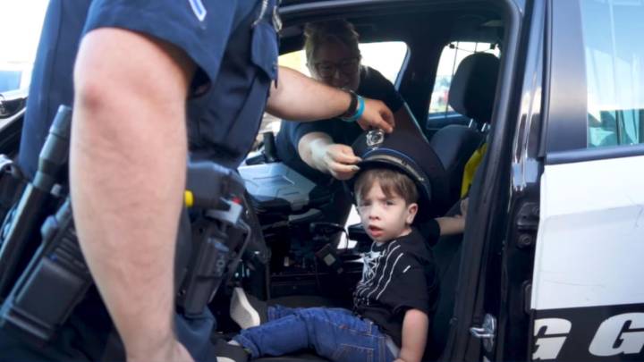 Bowling Green Police Department welcomes child facing rare illness for tour