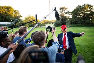 Anuncia Trump que aranceles a camiones pesados entrarán en vigor el 1 de noviembre