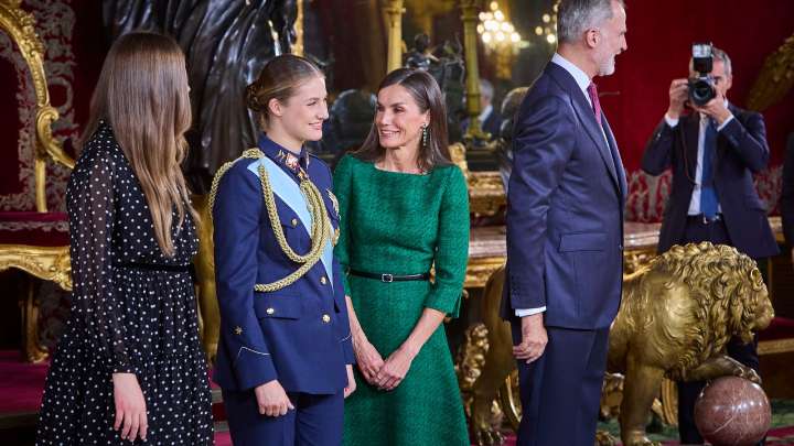 Saludo real en cuatro actos y estreno de Sofía en el "otro desfile"
