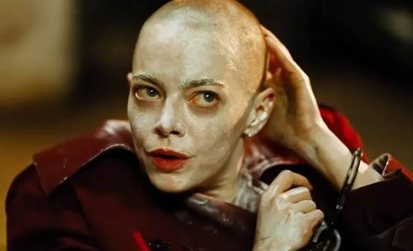 Emma Stone contó como fue grabar el momento de raparse para "Bugonia"