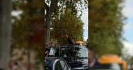 Abascal, aclamado en la calle tras no acudir a la tribuna del desfile del 12 de octubre