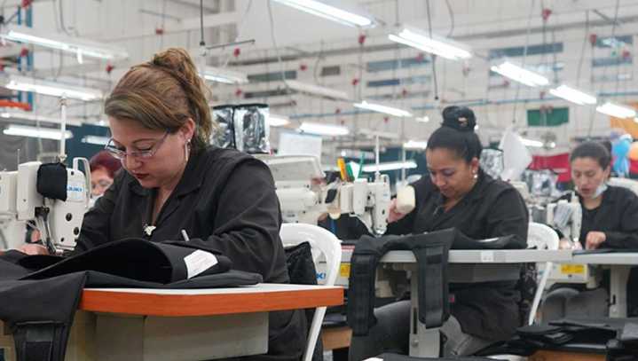Petro solicita a MinComercio suprimir aranceles al textil