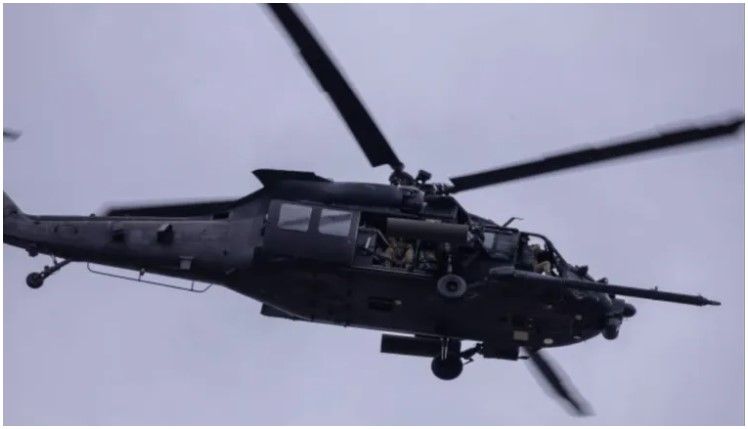 Helicópteros de combate de EE.UU. sobrevolaron cerca de Venezuela y crece la tensión con Maduro