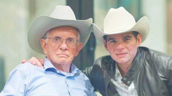 Rinde homenaje Miguel Flores a su abuelo por sus 90 años