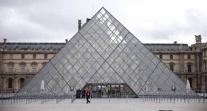 El Museo del Louvre permanecerá cerrado este lunes tras robo de joyas reales
