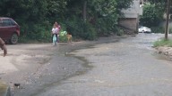 Habitantes de Rincón de López en Tejupilco viven entre agua y lodo