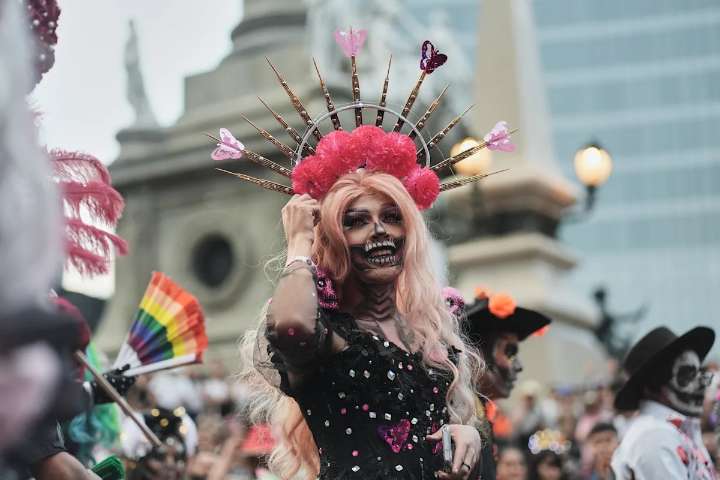 Artistas LGBTQ+ enorgullecen el desfile de Catrinas de la Ciudad de México antaño del Día de Muertos, en fotos