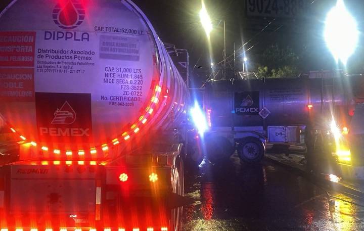 Ahora una pipa de Pemex; accidente provoca derrame de diésel en Circuito Interior y Oceanía