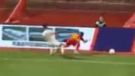 China: un futbolista se fracturó la cervical tras chocar contra un cartel publicitario