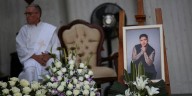 Así fue el último adiós a B King en Medellín en medio de globos blancos, mariachis y el clamor por la verdad de su muerte