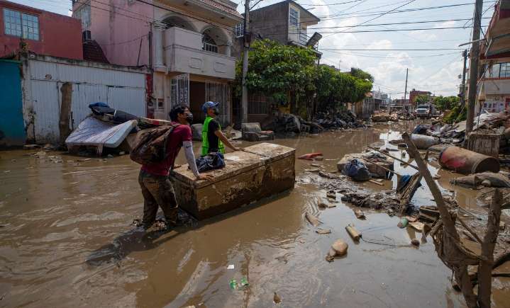 Toneladas de basura, escombro y lodo, la nueva crisis de afectaciones en Poza Rica