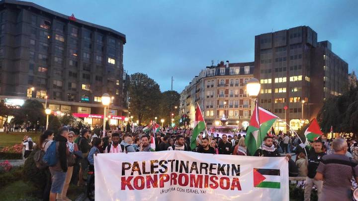 En Bilbao, cantando en árabe la Internacional
