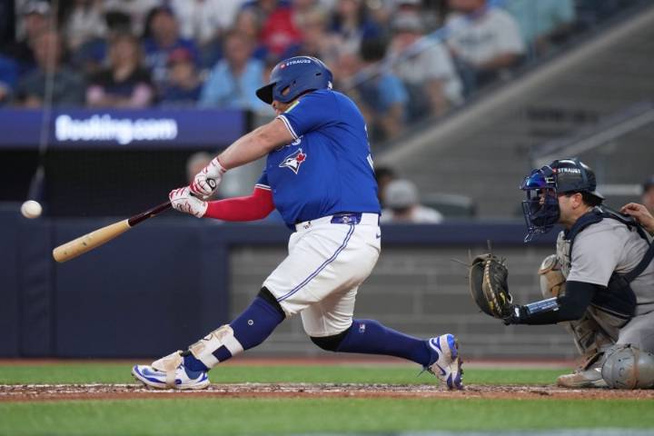 Kirk homers twice as Blue Jays end playoff skid by thumping Yankees 10
