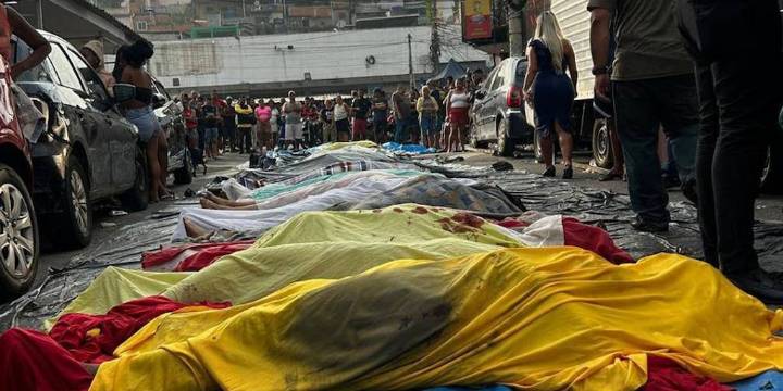 Civiles trasladaron más de 50 cadáveres a una plaza de Río de Janeiro: los hallaron en una zona boscosa