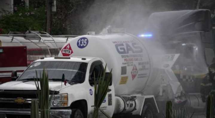 Pipa choca y provoca fuga de gas en Tláhuac; bomberos controlan incidente