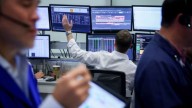 ¿Por qué las acciones suben y bajan tanto recientemente? Te explicamos el efecto rebote