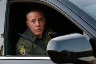 Agentes federales arrestan a 13 personas y realizan redadas migratorias en Chicago