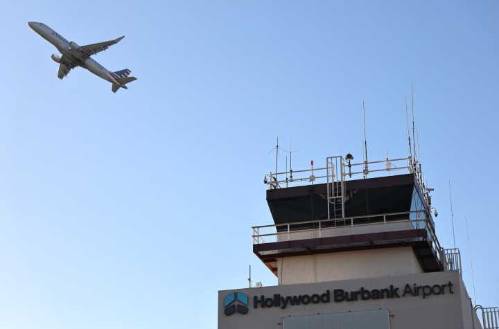 Increased sick calls from controllers working without pay leads to flight delays