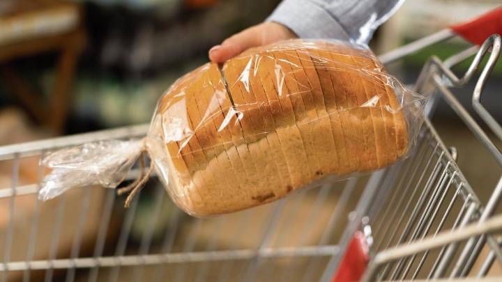 WA supermarkets facing bread shortages after Tip Top factory fire in Canning Vale