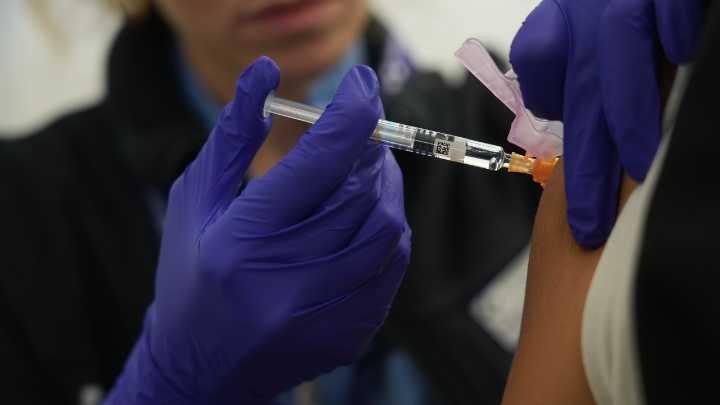 La campaña de vacunación contra la gripe en Galicia supera las 243.000 personas inmunizadas