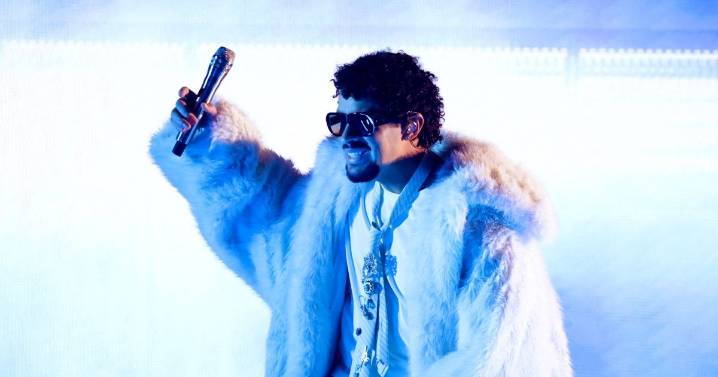 Bad Bunny celebra presentación en el Super Bowl en monólogo de SNL