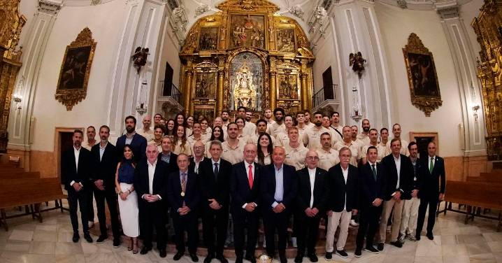 El Unicaja, con la Intercontinental, hace la ofrenda floral a La Victoria antes del arranque de curso