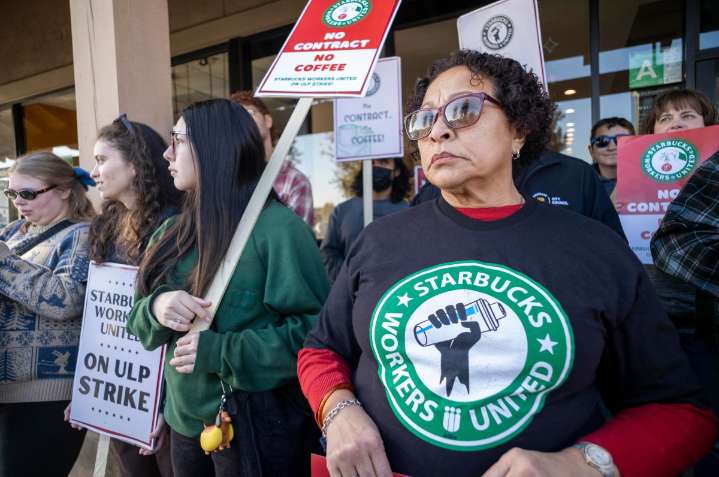 Trabajadores de Starbucks podrían irse a huelga: qué piden
