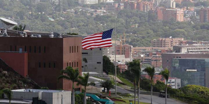 Venezuela advierte a EE.UU. sobre posible «operación de falsa bandera» que implicaría la colocación de «explosivos letales» en su embajada en Caracas.