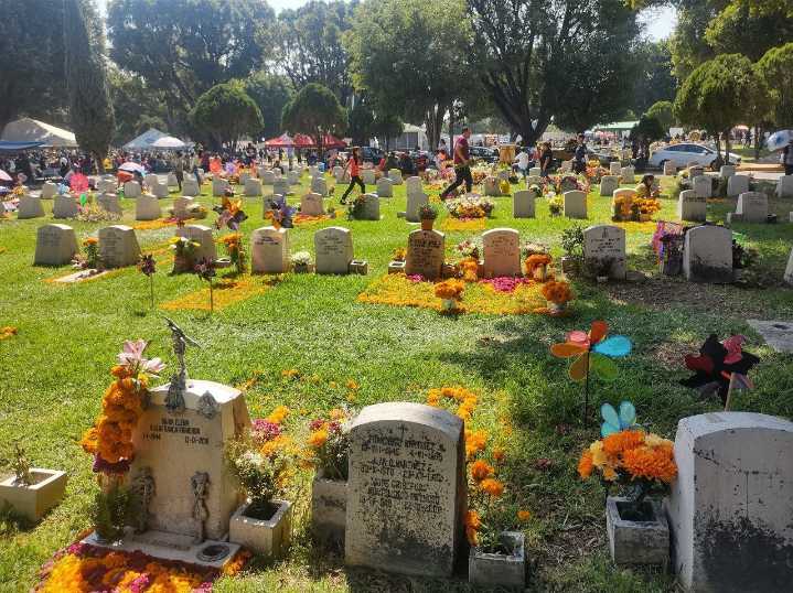 Esperan 160 mil visitantes en panteones de León para Día de Muertos