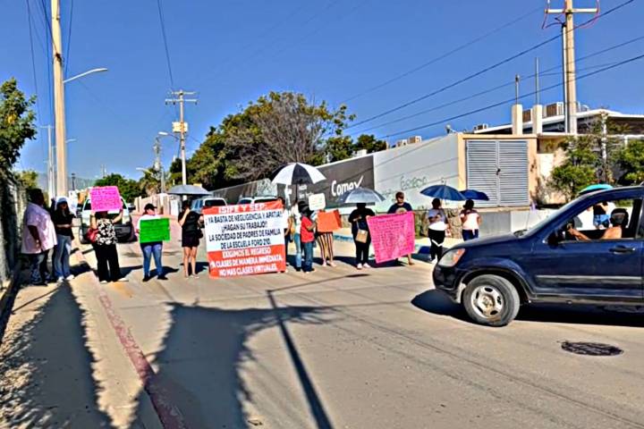 Padres se manifiestan en primaria Ford 210 de Los Cabos. No hay clases por falta de electricidad