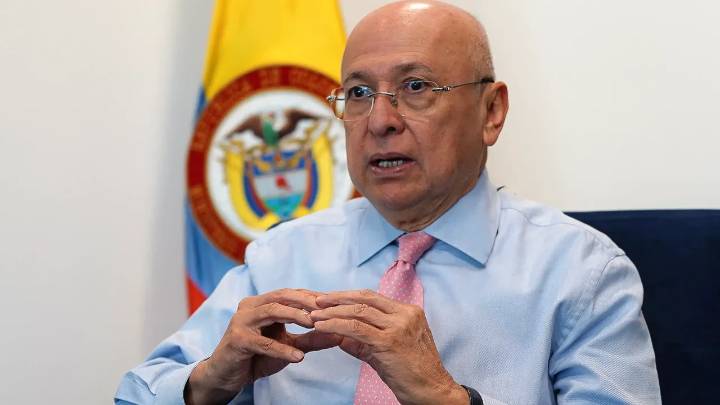 Procuraduría abre investigación contra ministro Montealegre por presunta participación en política