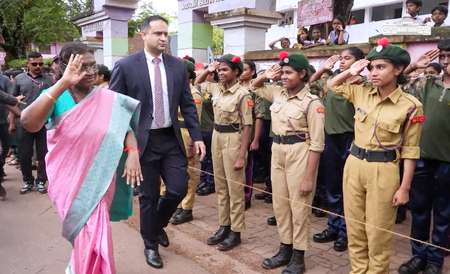 President Droupadi Murmu surprises students with heartfelt roadside gesture