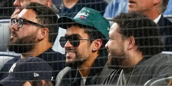 Bad Bunny gets foul ball at Blue Jays