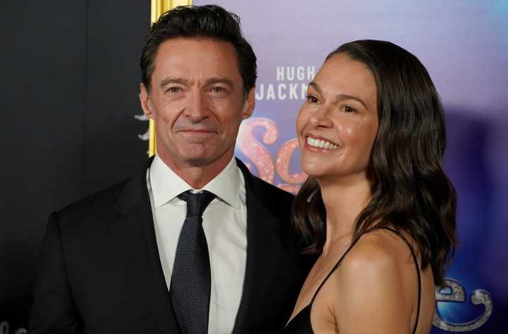 Hugh Jackman y Sutton Foster debutan como pareja en alfombra roja