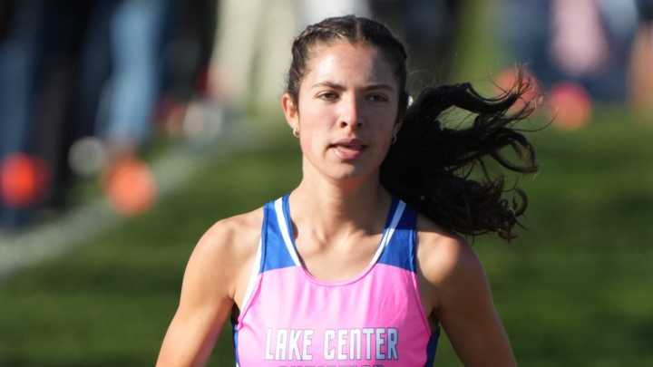 Lake Center's Gianna Ritchie outduels future teammate at district meet