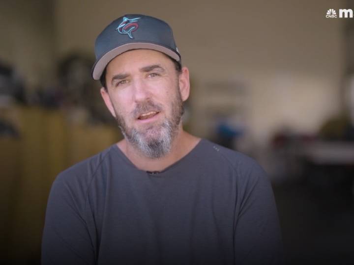 De estar desempleado a hacerse millonario vendiendo ropa de segunda mano en EBay para mantener a su hijo: la increíble historia de Rick Senko