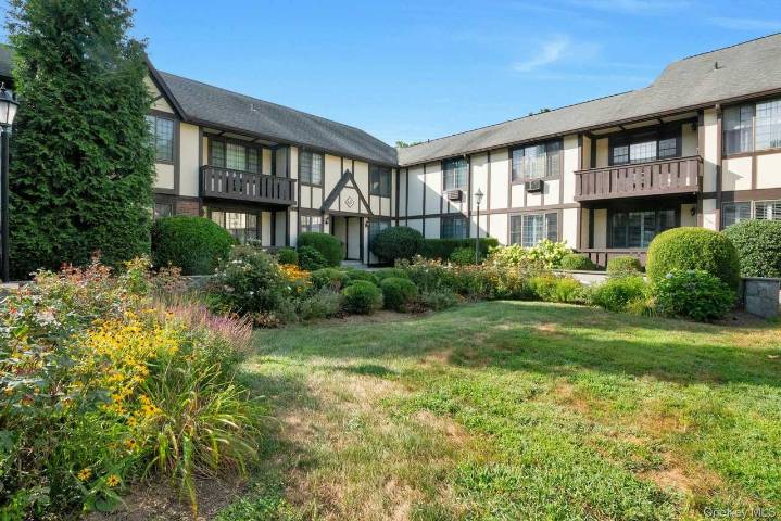 60 Foxwood Drive 2, Pleasantville, NY 10570, Pleasantville, NY 10570