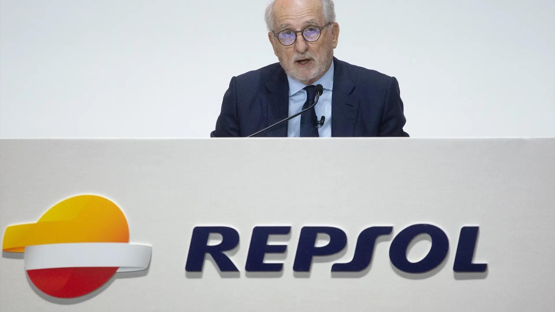 Repsol revisará su plan estratégico y recorta el beneficio un 34% por los menores precios de crudo