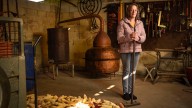 Pilar manda en un mundo de hombres, guarda la esencia del aguardiente de caña