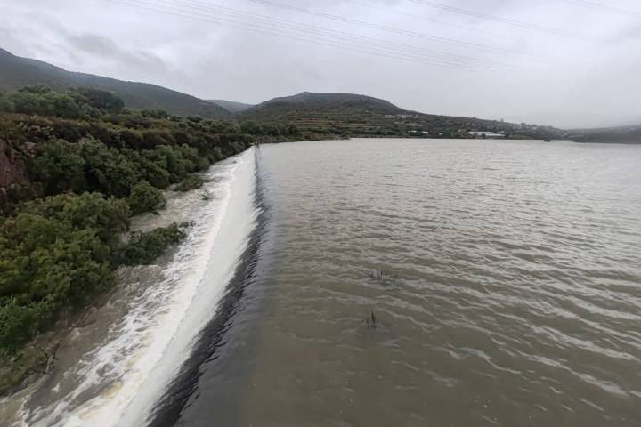 Esta presa cercana a Pachuca esta al 100% de su capacidad y presenta desfogue
