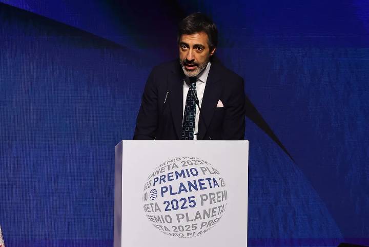 Juan del Val gana el Premio Planeta con una historia de amor