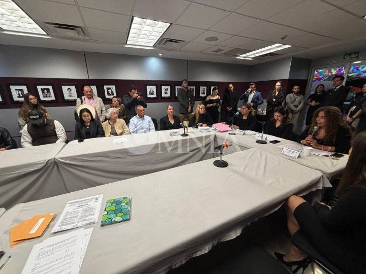 Comisiones rinden homenaje a Luís Fernando Chacón frente a su familia