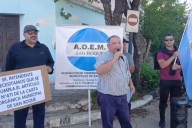 CRISIS! Municipales en San Roque reclaman por pago de salarios