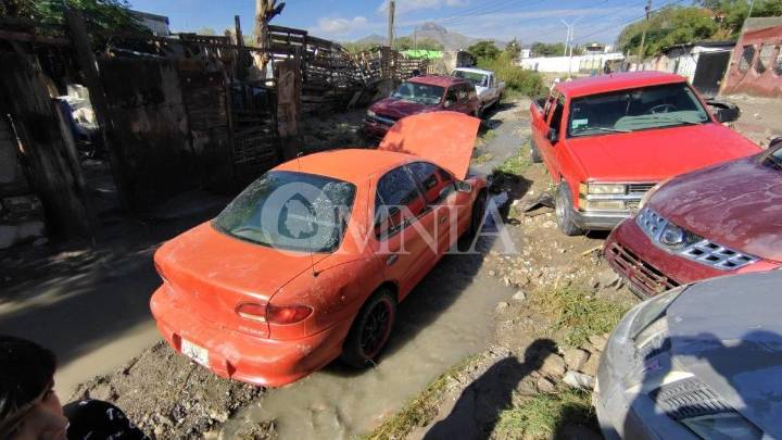 Diez vehículos en Juárez fueron arrastrados por la corriente