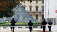 Un atraco en el Museo del Louvre de París obliga a cerrarlo este domingo