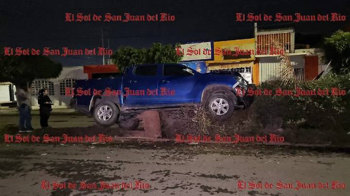 Camioneta sin control noquea árboles, chofer sale ileso