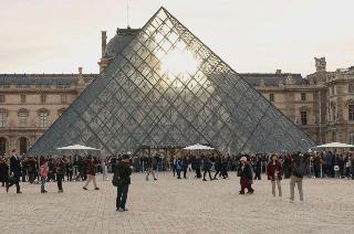 Louvre vuelve a abrir sus puertas tras robo de joyas de más de 100 mdd