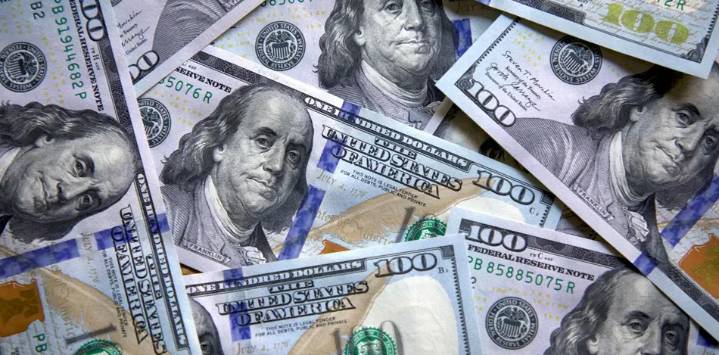 El dólar se vende a $1438 tras un ligero rebote