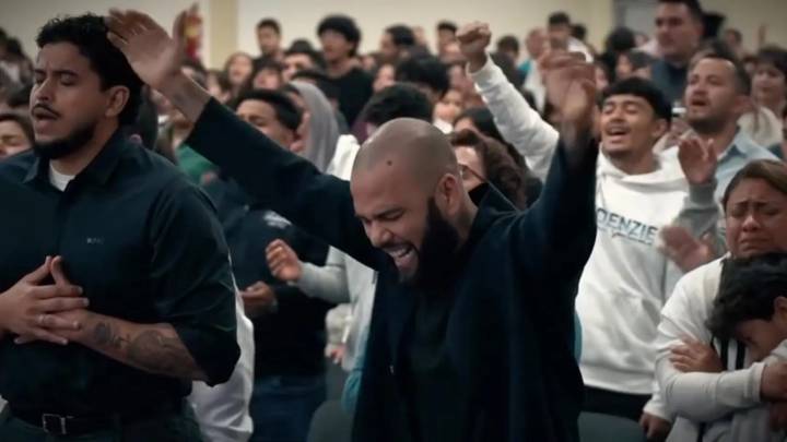 Dani Alves sorprende a sus seguidores como predicador en una iglesia evangélica (+Video)